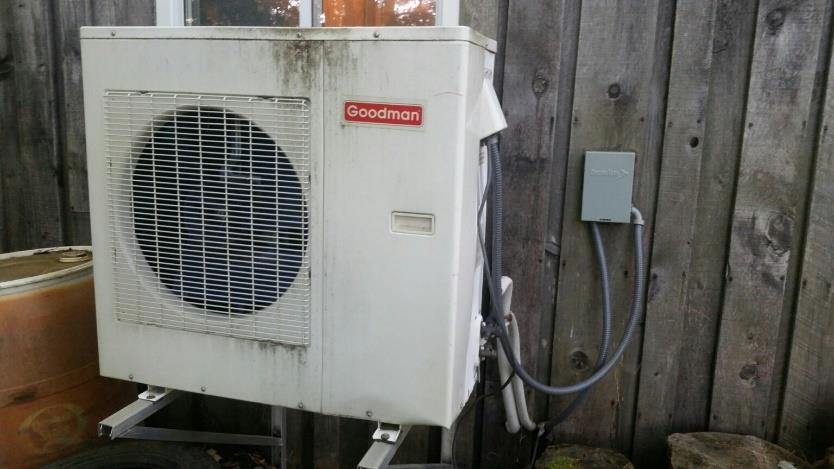 La thermopompe à décharge latérale d'origine, installée en 2008 à St-Colomban